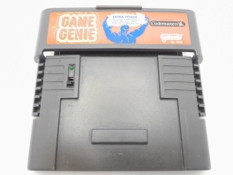 Dit is de Game Genie voor de <a href = https://www.mariosnes.nl/Super-Nintendo-game.php?t=Super_Nintendo target = _blank>Super Nintendo</a>, hiermee kan je cheatcodes gebruiken in games!